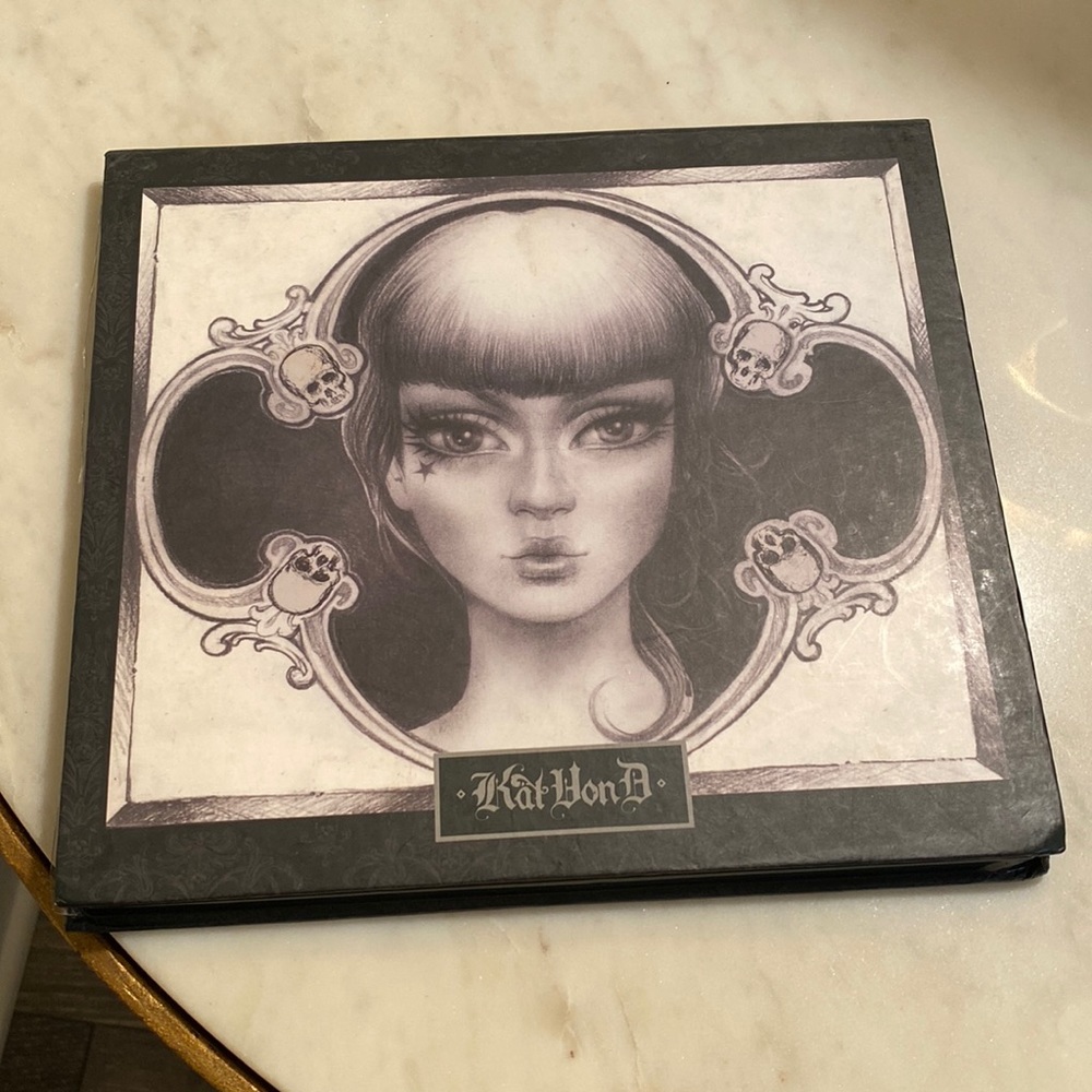 Kat Von D Spellbinding Eyeshadow Book